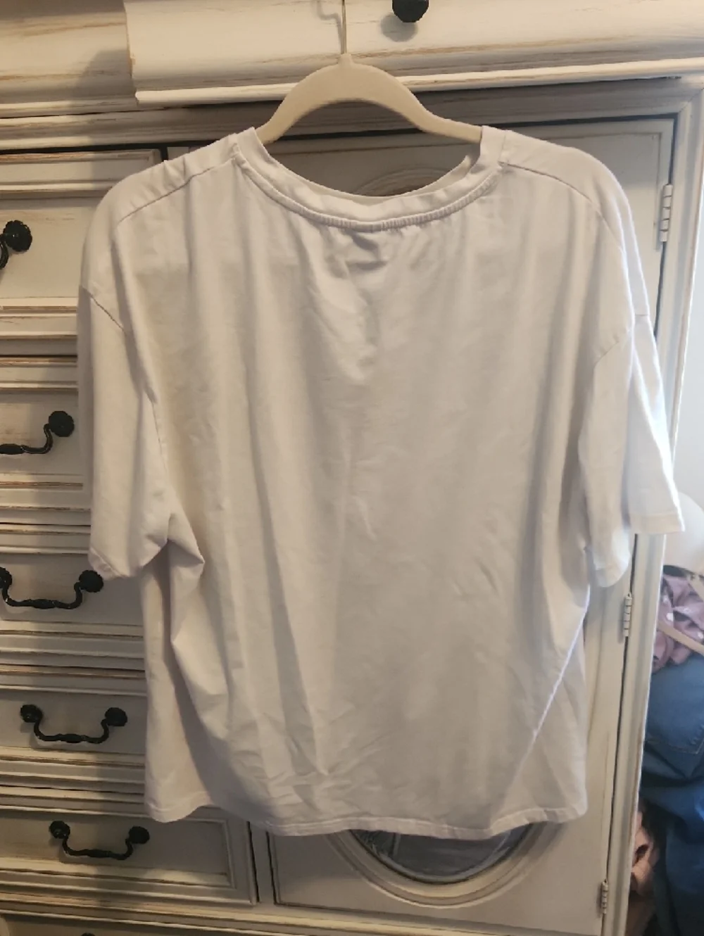 SHEIN White Short Sleeve Tee with Black Tag Detail - Picture 3 of 3